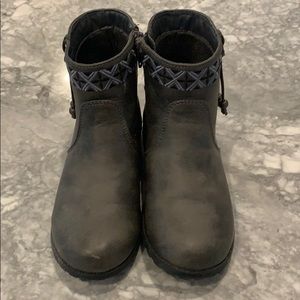 Children’s place size 13 grey boots